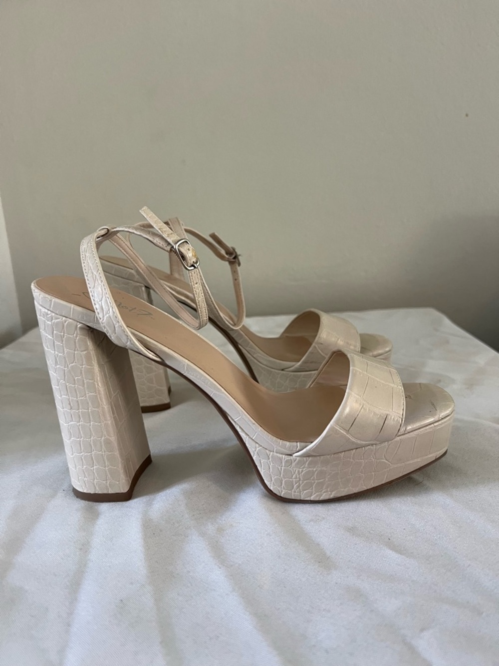 Beige Croc Embossed Platform Heels Ankle Strap Block Heel Size 8.5